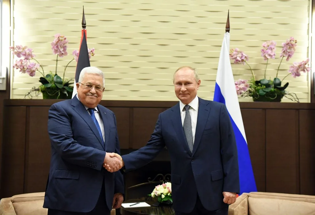 Mahmoud Abbas (left) and Russian president Vladimir Putin (right). Source: newarab.com.